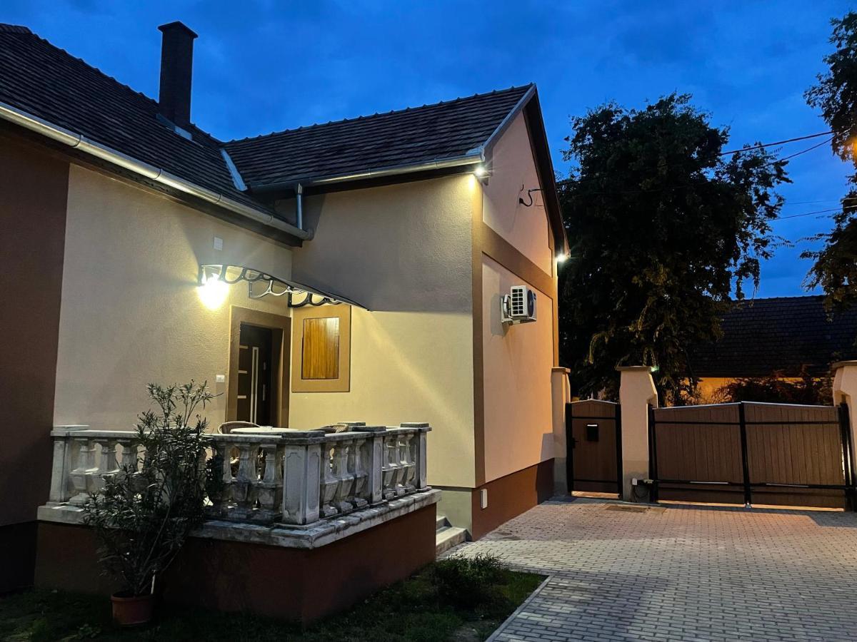 Kovacs Apartmanhaz Kiskunhalas Exterior foto