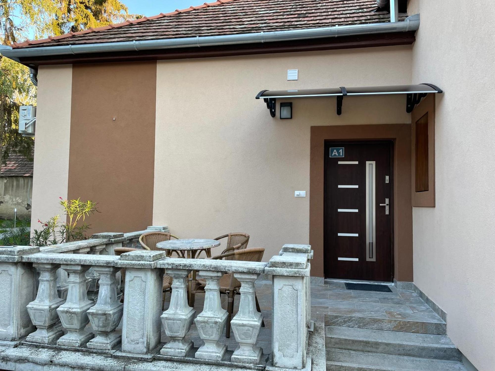 Kovacs Apartmanhaz Kiskunhalas Zimmer foto
